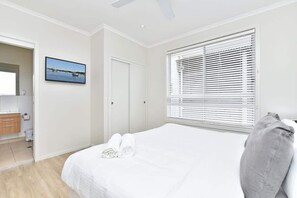2 bedrooms, desk, iron/ironing board, WiFi (free) - Mariner's Rest at Caves Beach Villas (Caves Beach)