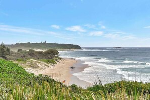 Beach nearby - Mariner's Rest at Caves Beach Villas (Caves Beach)