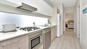 Fridge, microwave, stovetop, dishwasher