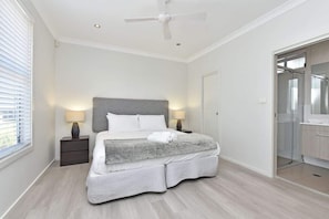 3 chambres, bureau, draps fournis