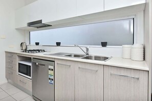 Frigorífico, microondas, placa de cocina y lavavajillas