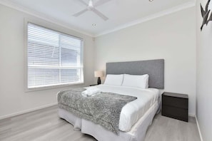 3 bedrooms, desk, bed sheets