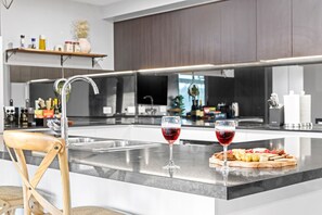Réfrigérateur, four à micro-ondes, un four, surface de cuisson