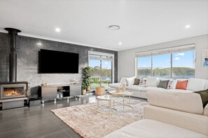 Smart TV, fireplace, books, offices - Serenity Estate: Luxury Hunter Valley Acreage - Heated SwimSpa ~ MountainViews ~FirePit ~ Pool Table (Millfield)