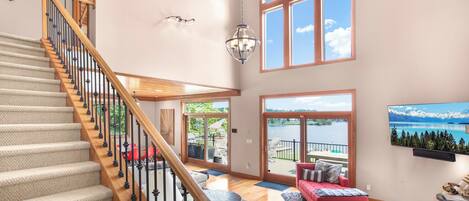 Smart TV, chimenea, futbolito, mesa de ping pong