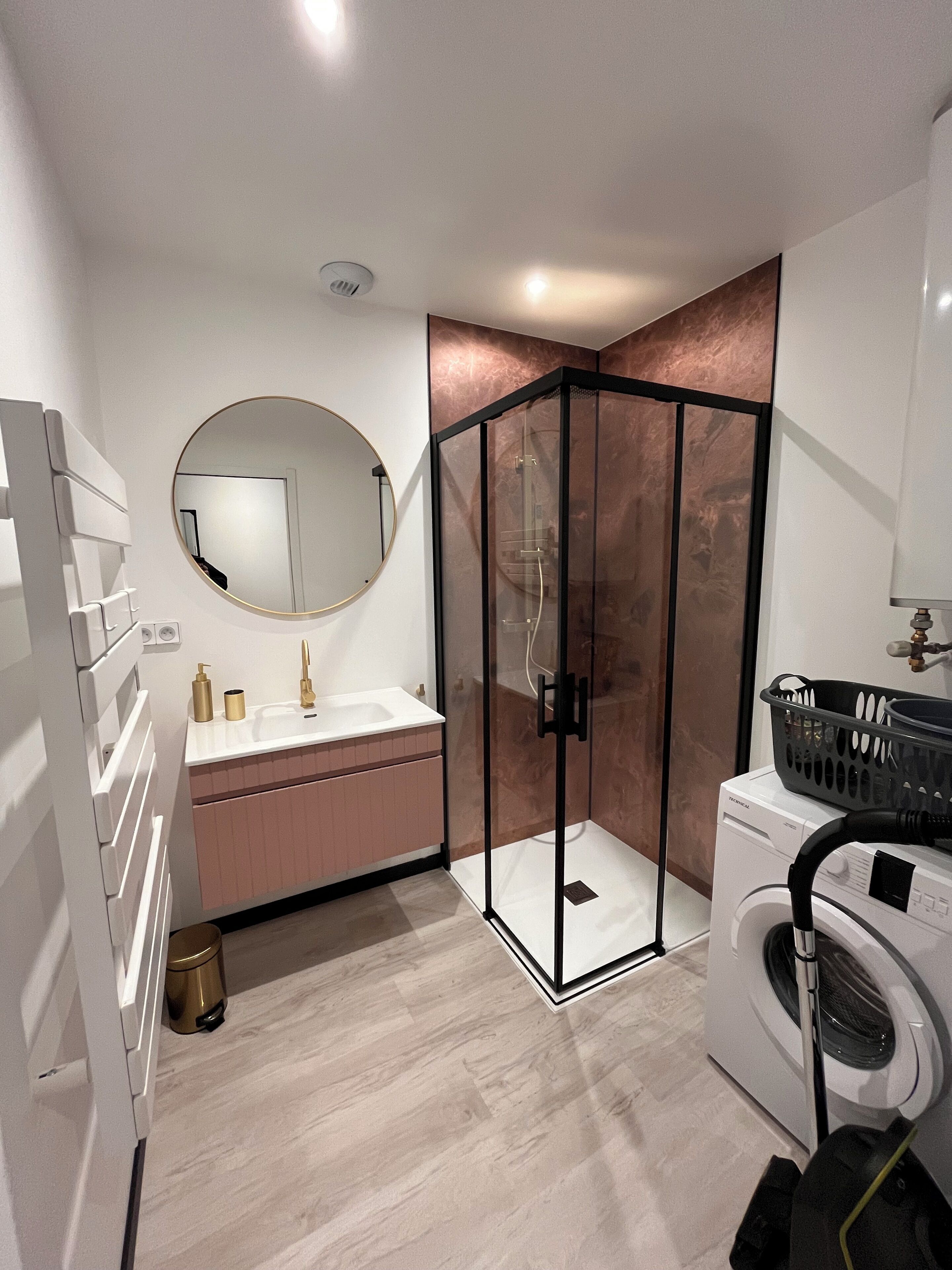 Douche, sèche-cheveux, serviettes fournies, papier toilette