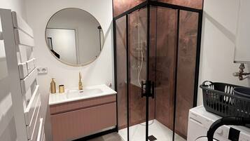 Een douche, een haardroger, handdoeken, toiletpapier