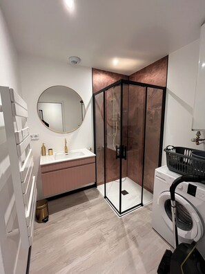 Dusche, Haartrockner, Handtücher, Toilettenpapier