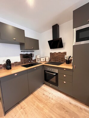 Kühlschrank, Mikrowelle, Ofen, Herdplatte