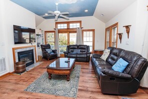 Télévision, lecteur de DVD, baby-foot, table de tennis de table