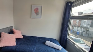 Shared Dormitory, 1 Bedroom, City View | Dining - Room in Guest Room - Spacious Single Room in Stoke (Stoke-on-Trent)