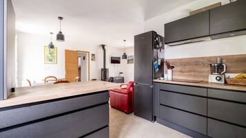 Een koelkast, een microgolfoven, een oven, een kookplaat