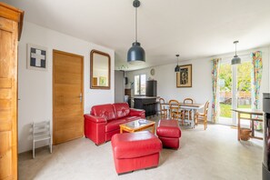 TV, fireplace - Holiday Home 'Ker Pathabac' with Private Terrace, Private Garden and Wi-Fi (Préfailles)