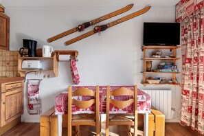 Dining - Studio 'Pathabac' with Mountain View and Balcony (Auris)