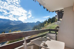Outdoor dining - Studio 'Pathabac' with Mountain View and Balcony (Auris)