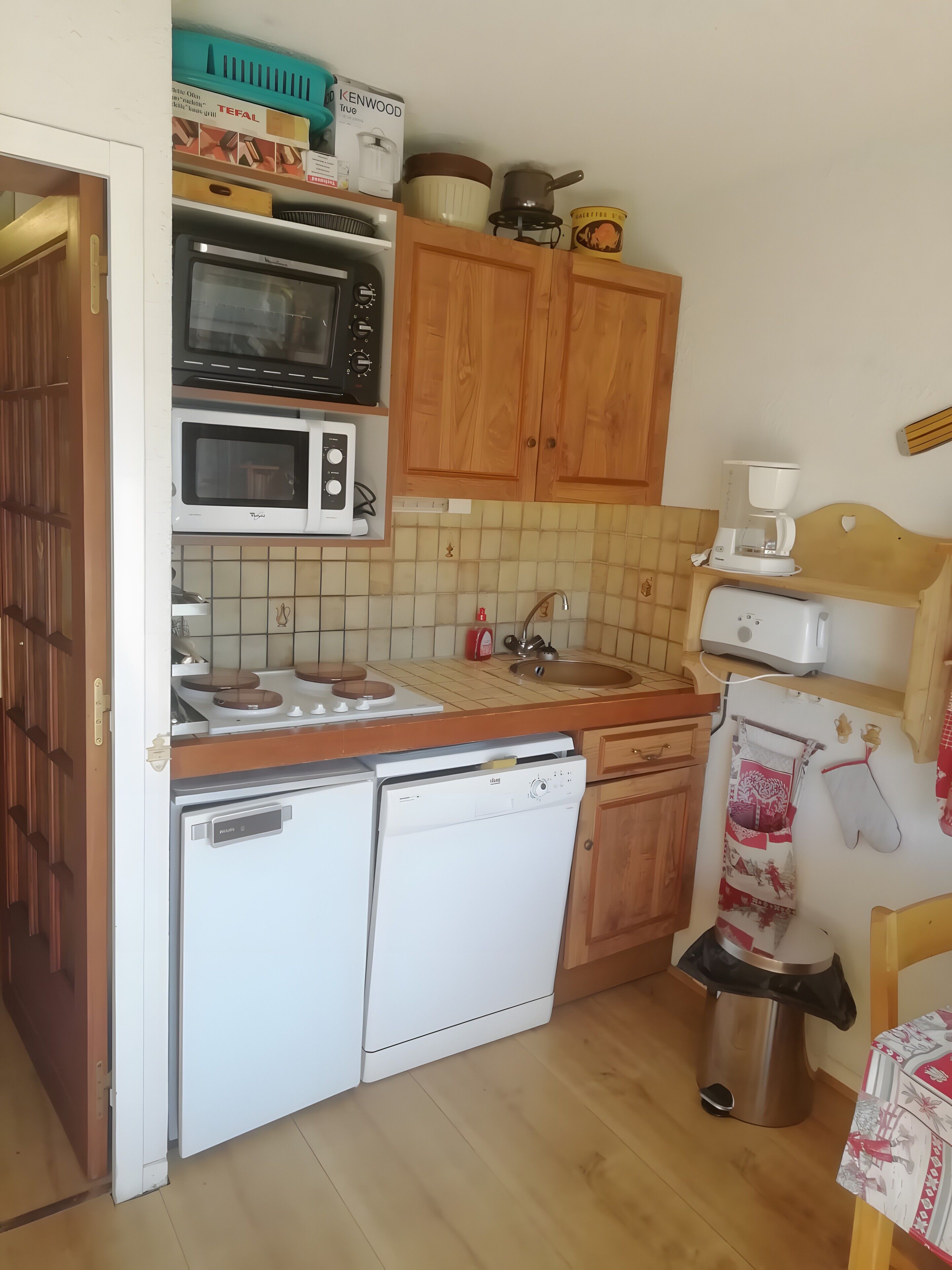 Geladeira, micro-ondas, fogão, cooktop