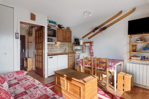 A compact living space with a kitchenette, a dining area, and a seating area. - Studio 'Pathabac' with Mountain View and Balcony (Auris)