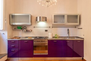 Køleskab, mikrobølgeovn, ovn, kogeplade