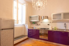Køleskab, mikrobølgeovn, ovn, kogeplade