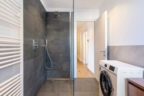 Een douche, een haardroger, handdoeken