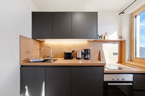 Frigorífico, horno, placa de cocina y lavavajillas