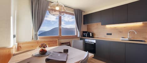 Fridge, oven, stovetop, dishwasher