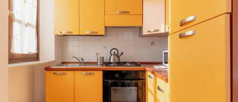 Kühlschrank, Ofen, Herdplatte, Wasserkocher
