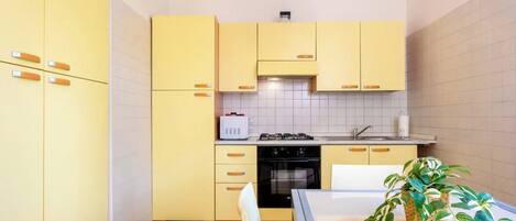 Kühlschrank, Ofen, Herdplatte, Wasserkocher