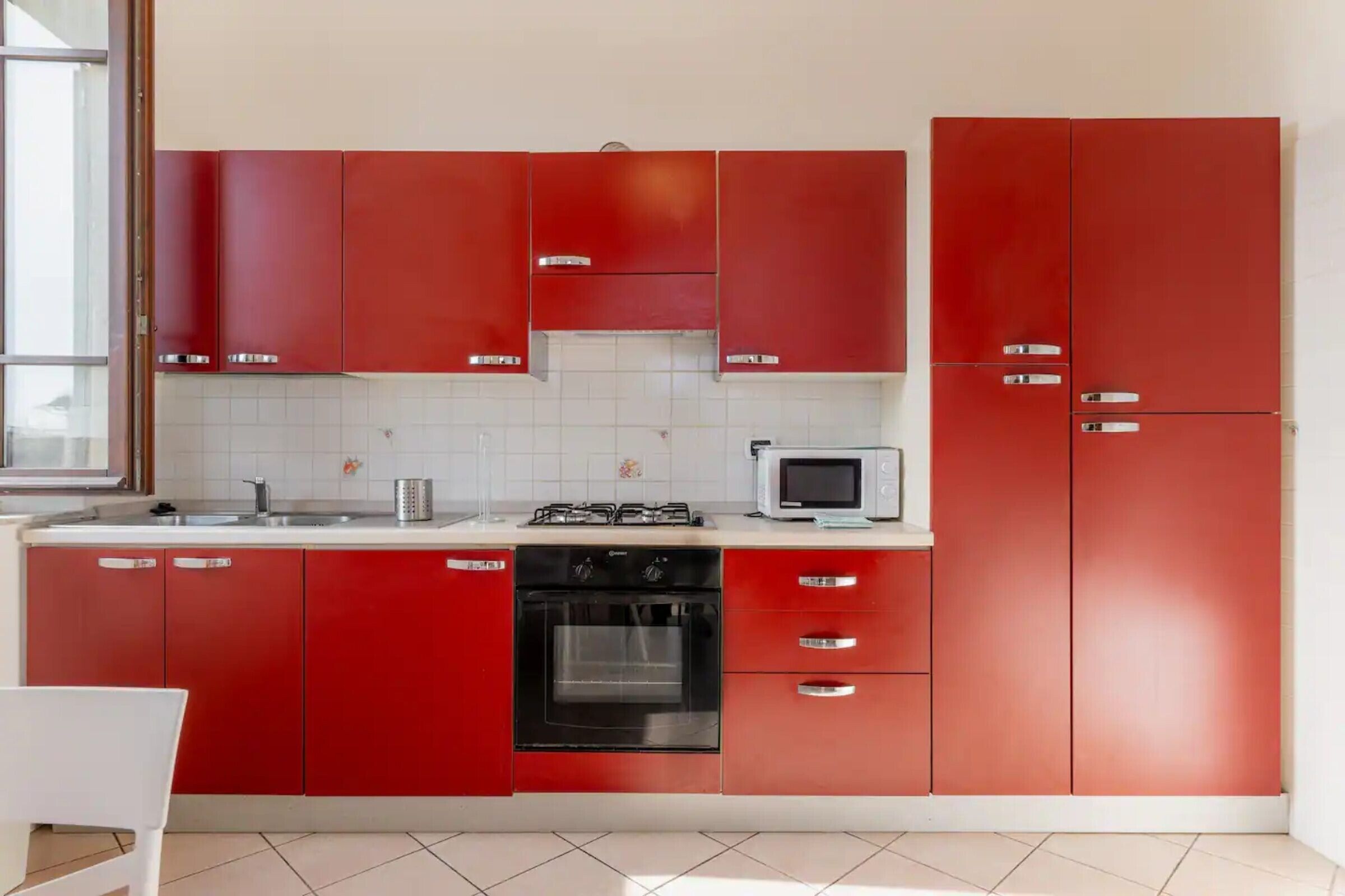 Fridge, oven, stovetop, electric kettle