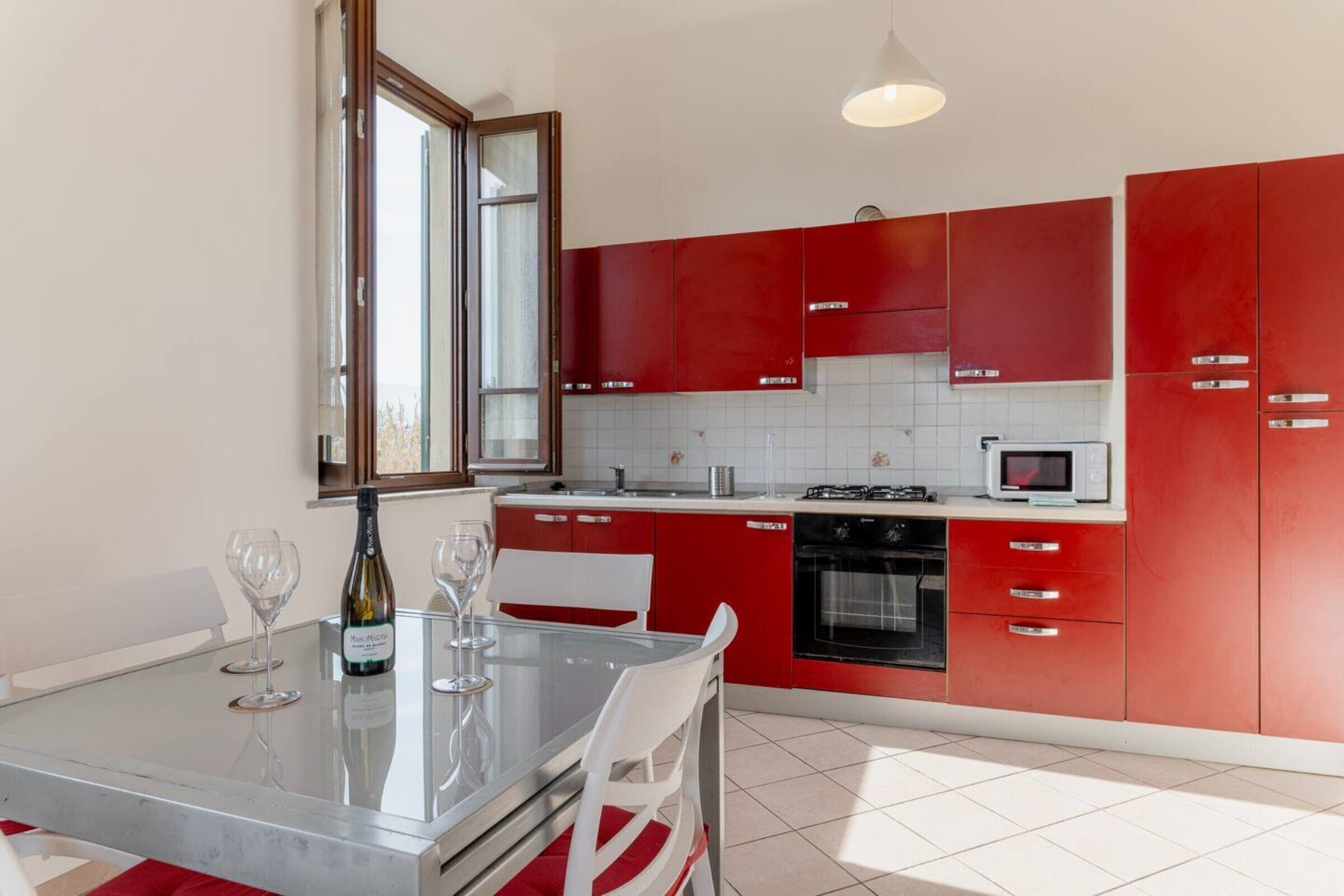 Frigorifero, forno, piano cottura, bollitore elettrico