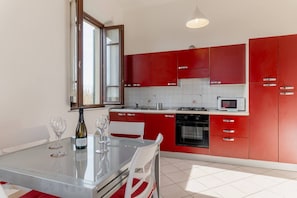 Fridge, oven, stovetop, electric kettle