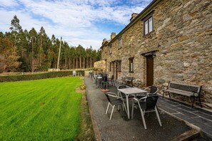 Outdoor dining - Country House 'Morouzos' with Shared Terrace, Shared Garden and Wi-Fi (Ortigueira)