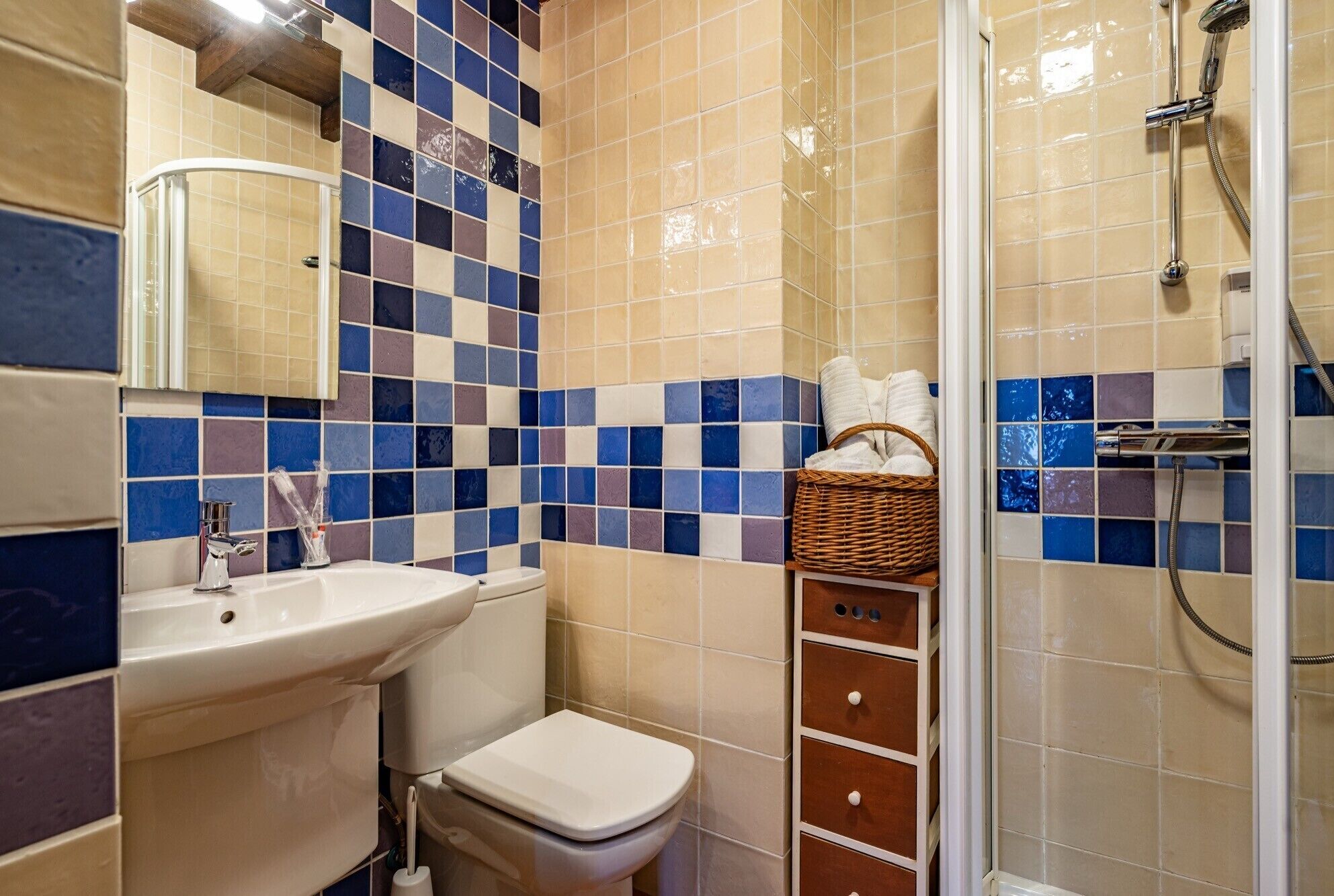 Ein Badezimmer mit Waschbecken, Toilette und Dusche.