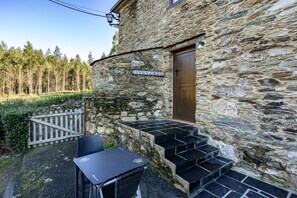 A stone building with a reception sign, a wooden door, and a set of outdoor stairs leading to a door. - Country House 'Eiron' with Shared Terrace, Private Garden and Wi-Fi (ESPASANTE)
