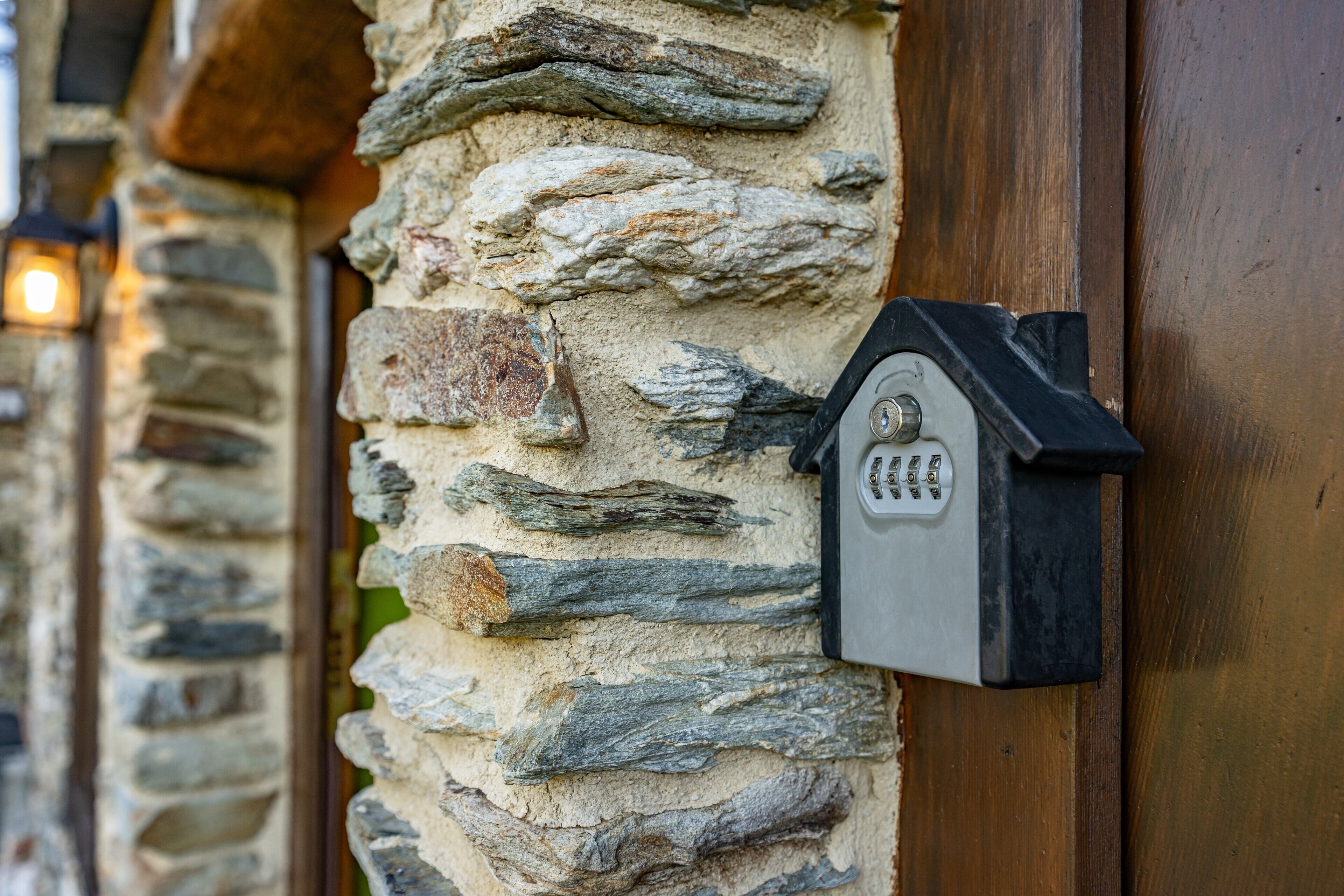 Un muro de piedra con un buzón.