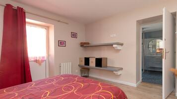 2 makuuhuonetta, silitysrauta/-lauta, ilmainen Wi-Fi, vuodevaatteet