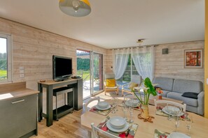 Televisión, reproductor de DVD, mesa de ping pong, estéreo