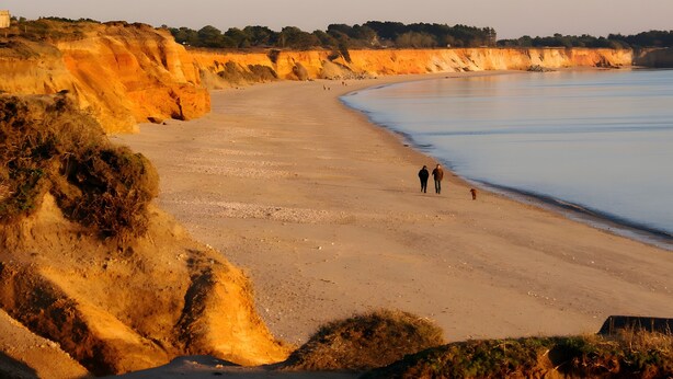 A beach with a curved shoreline, a few people walking, and a dog. - Holiday Home 'Gîte Le Champ Du Bois' with Private Terrace, Private Garden and Wi-Fi (Missillac)