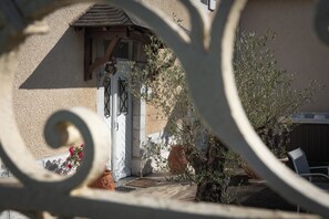 Exterior detail - La Maison Du Soleil - L'aulhère, Jacuzzi, Terrasse & Air Conditioning, 6 Guests (Ledeuix)
