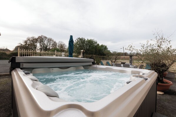 Outdoor spa tub - La Maison Du Soleil - L'aulhère, Jacuzzi, Terrasse & Air Conditioning, 6 Guests (Ledeuix)