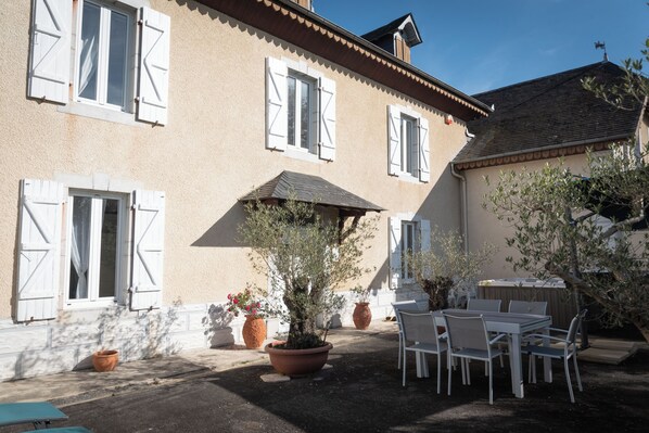 Outdoor dining - La Maison Du Soleil - L'aulhère, Jacuzzi, Terrasse & Air Conditioning, 6 Guests (Ledeuix)