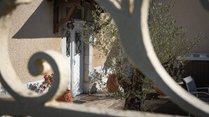 A courtyard with a pergola, potted plants, and outdoor furniture. - La Maison Du Soleil - L'aulhère, Jacuzzi, Terrace, Air Conditioning, Sleeps 6 (Ledeuix)