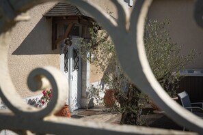 Exterior detail - La Maison Du Soleil - L'aulhère, Jacuzzi, Terrasse & Air Conditioning, 6 Guests (Ledeuix)