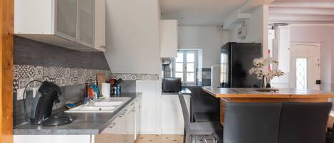 Frigorífico, microondas, horno y placa de cocina