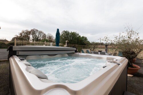 La Maison Du Soleil - L'aulhère, Jacuzzi, Terrace, Air Conditioning, Sleeps 6