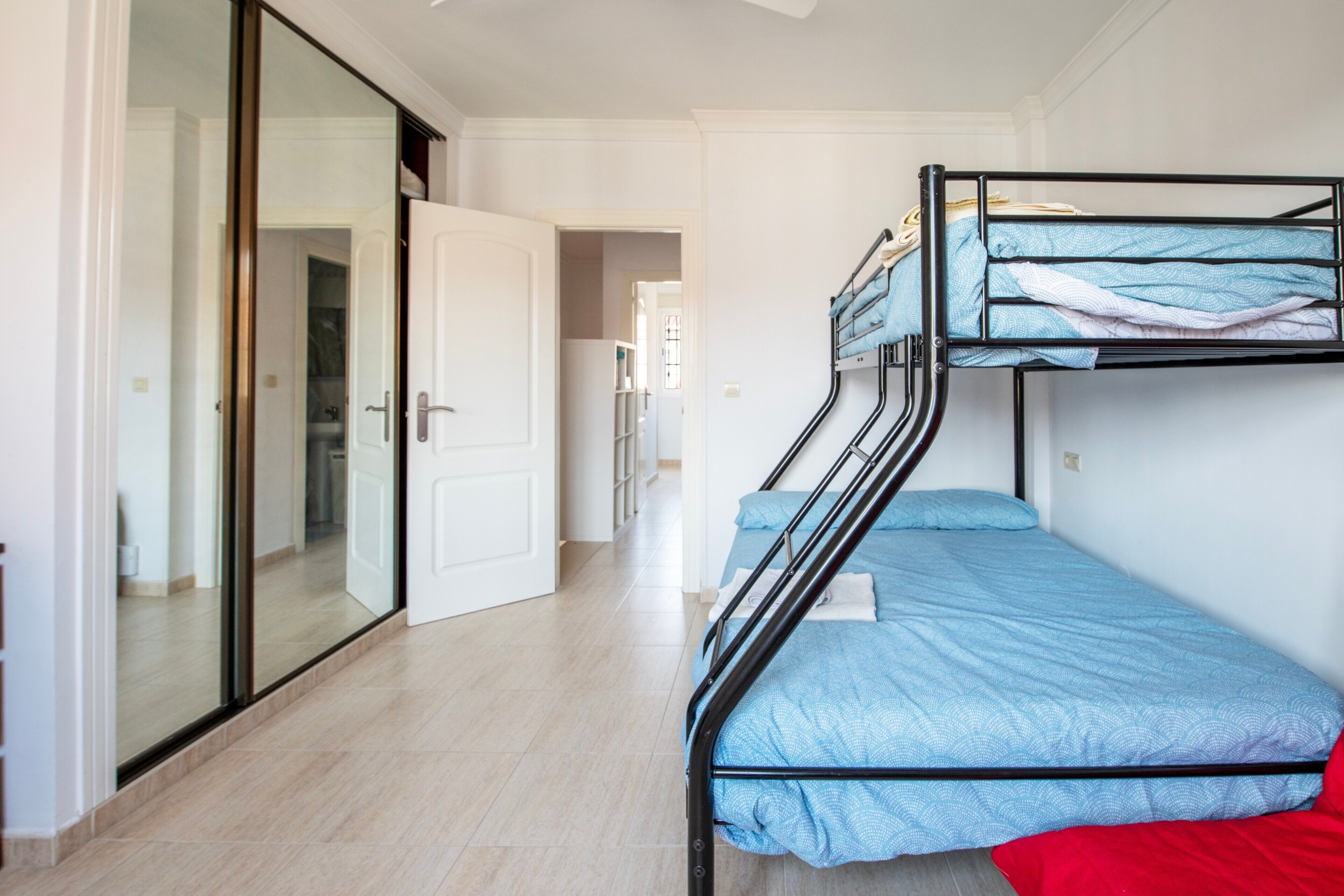 3 slaapkamers, een strijkplank/strijkijzer, beddengoed