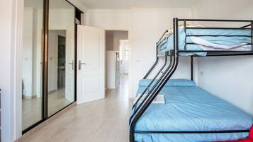 3 slaapkamers, een strijkplank/strijkijzer, beddengoed