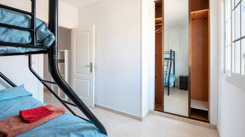 2 slaapkamers, een strijkplank/strijkijzer, beddengoed