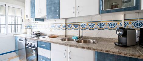 Frigorifero, microonde, forno, piano cottura