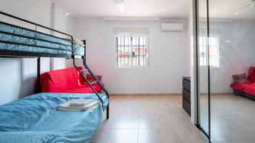 2 makuuhuonetta, silitysrauta/-lauta, vuodevaatteet